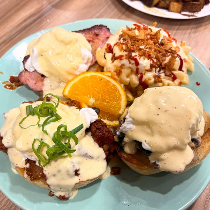 this saturday’s benny flight 🥚✈️ classic benny, spinach & mushroom benny, mac & cheese benny, and chilli benny 😍🔥